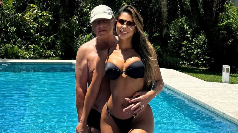 Clara Brasil ostentou a boa forma de topless na piscina - Foto: Reprodução/ Instagram@clarabrasiloficial