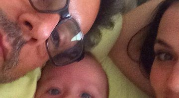 Alexandre Nero na companhia de Karen Brusttolin e do filho, Noá - Foto: Reprodução/Instagram