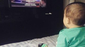 Gabriel, filho de Fernanda Gentil, assistindo ao Globo Esporte - Foto: Reprodução/Instagram