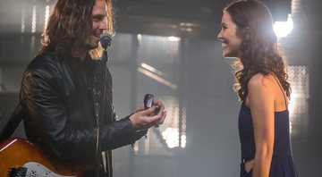 Gui (Vladimir Brichta) pede Júlia (Nathalia Dill) em casamento - Foto: TV Globo/ Paulo Belote