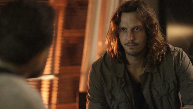 Gui arma e consegue ficar cara a cara com Carlos Barbosa, o falso autor de “Sonha Comigo” - Foto: TV Globo