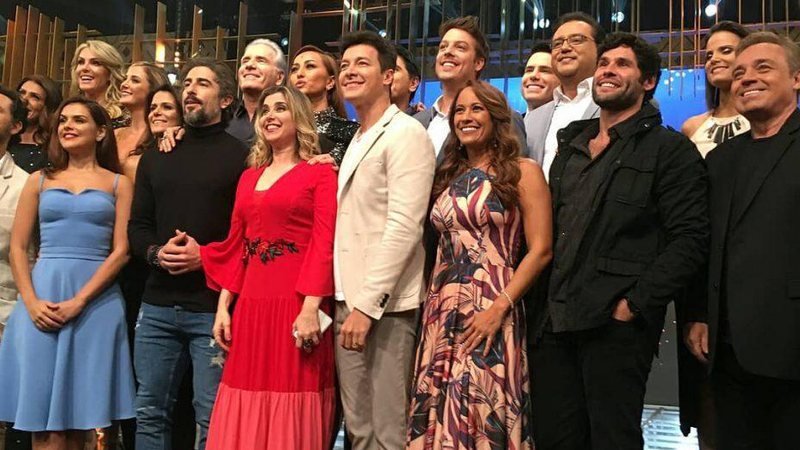 Artistas da Record TV posaram juntos na gravação do Família Record - Foto: Reprodução/ Instagram