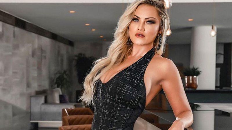 Ellen Rocche contou que fica desconfortável e até muda de comportamento por causa do tamanho dos seios - Foto: Reprodução/ Instagram