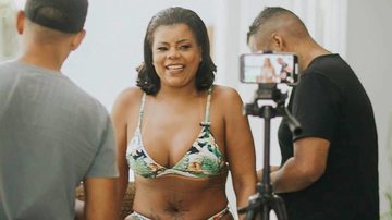 Tati Quebra Barraco mostrou bastidores de ensaio de biquíni - Foto: Reprodução/ Instagram@tatiquebrabarraco