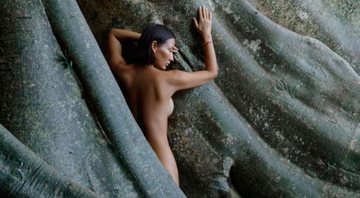 Luiza Kosykh foi deportada após fotografar nua em árvore sagrada - Foto: Reprodução/ Instagram@niluhdjelantik