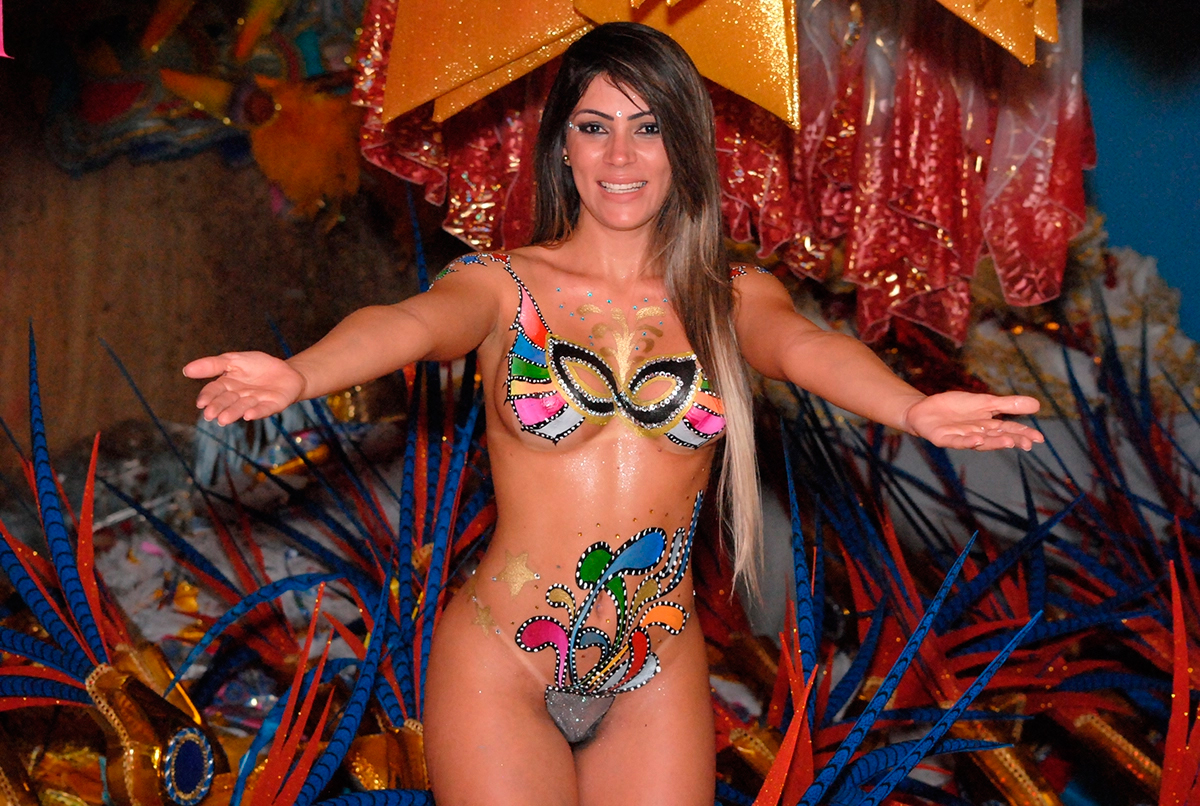 Ana Akiva desfilou com pintura corporal pela Acadêmicos do Tucuruvi - Foto: Eduardo Graboski