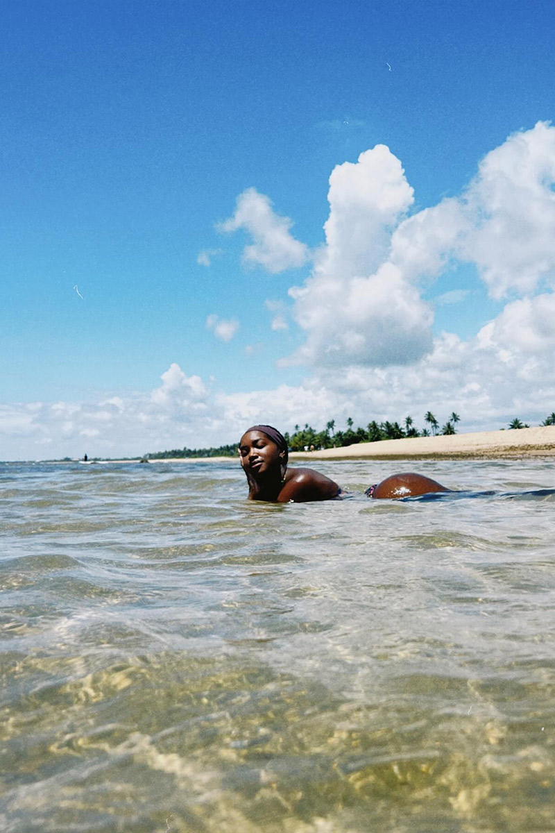 Iza exibiu bumbum de biquíni e recebeu elogios nas redes sociais - Foto: Reprodução/ Instagram@iza