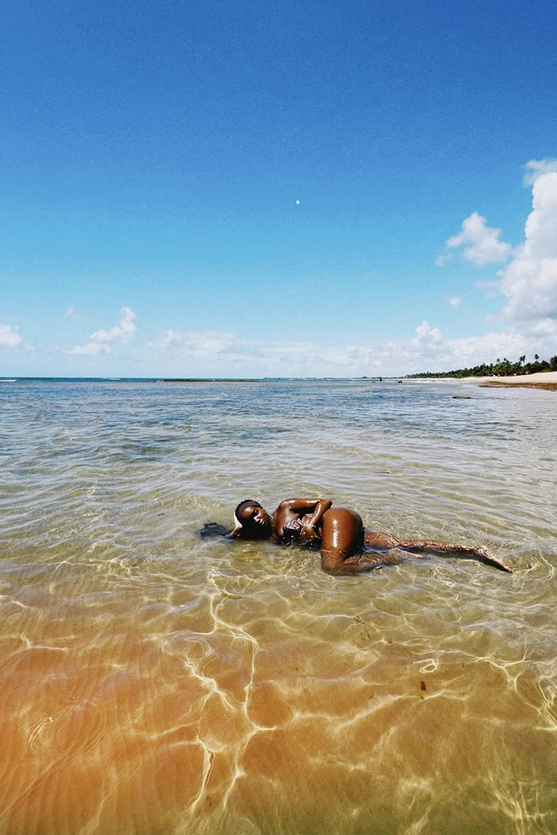 Iza exibiu bumbum de biquíni e recebeu elogios nas redes sociais - Foto: Reprodução/ Instagram@iza